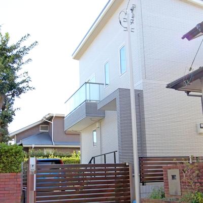 引戸門扉 「ラグード」と目隠しフェンスでクローズドに。ダークな木調色でコーディネートしたアーバン・ナチュラルなエクステリア〜柏市 M様邸 引戸門扉 「ラグード」と目隠しフェンスでクローズドに。ダークな木調色でコーディネートしたアーバン・ナチュラルなエクステリア〜柏市 M様邸