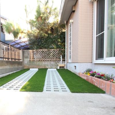 市川市・駐車場拡張工事〜TOYO「グラス・ハイブリック1」と人工芝で、庭としても使えるようにリフォームしました 市川市・駐車場拡張工事〜TOYO「グラス・ハイブリック1」と人工芝で、庭としても使えるようにリフォームしました