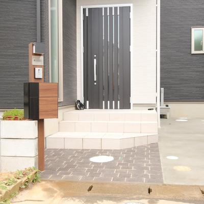 船橋市 H様邸 思い出の木々を残して一新した、品よくナチュラルなエクステリア 船橋市 H様邸 思い出の木々を残して一新した、品よくナチュラルなエクステリア