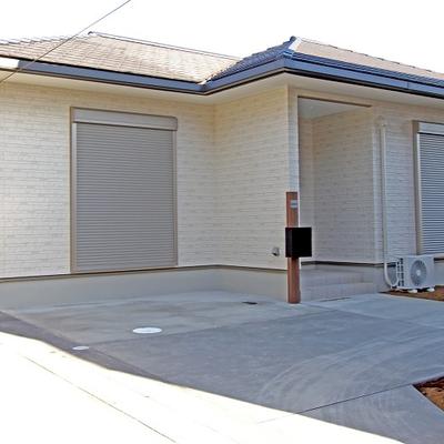 船橋市 S様邸 家周りを土間コンクリートで広く舗装して、旗竿地でも使いやすい外構に。 船橋市 S様邸 家周りを土間コンクリートで広く舗装して、旗竿地でも使いやすい外構に。