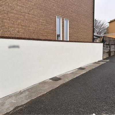 船橋市 アパートの新築外構〜白いデザインウォールが欧風の建物を引き立てる、高級感あるスタイリッシュなエクステリア 船橋市 アパートの新築外構〜白いデザインウォールが欧風の建物を引き立てる、高級感あるスタイリッシュなエクステリア