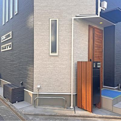 北区O様邸 限られたスペースを機能的に、使いやすく!〜スタイリッシュな3階建て住宅のエクステリア 北区O様邸 限られたスペースを機能的に、使いやすく!〜スタイリッシュな3階建て住宅のエクステリア