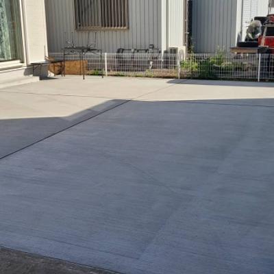 柏市M様邸 芝生が生い茂る庭。全面コンクリート舗装で駐輪・歩行も快適空間に 柏市M様邸 芝生が生い茂る庭。全面コンクリート舗装で駐輪・歩行も快適空間に