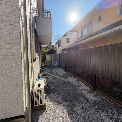 浦安市K様邸 生垣を目隠しフェンスへ。防草シート+砕石で管理しやすい外構にリフォームしました 浦安市K様邸 生垣を目隠しフェンスへ。防草シート+砕石で管理しやすい外構にリフォームしました